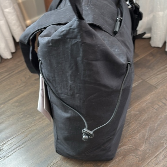 Hurley Horizon Shopper tote,zip top in/out pockets,removable crossbody strap - Picture 7 of 16